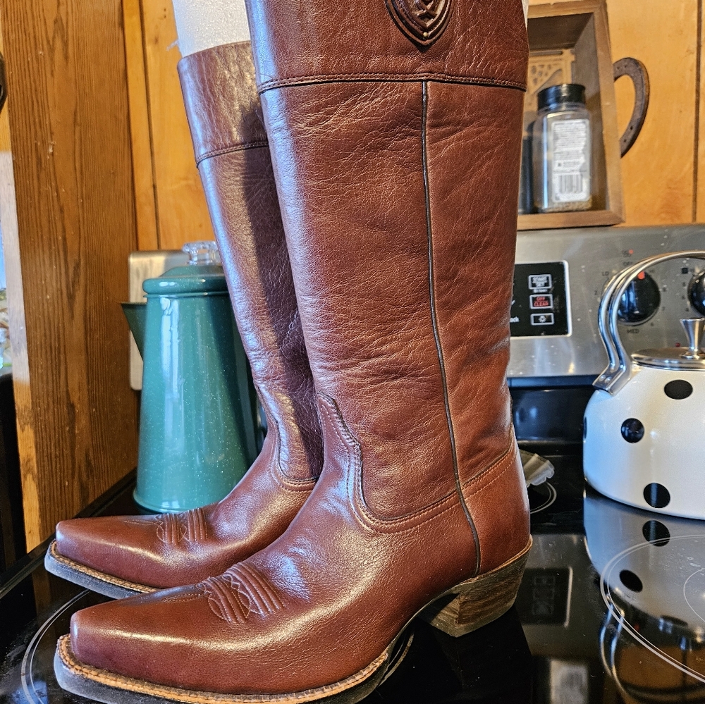 Ariat size 8.5 riding boots only wore to store once.